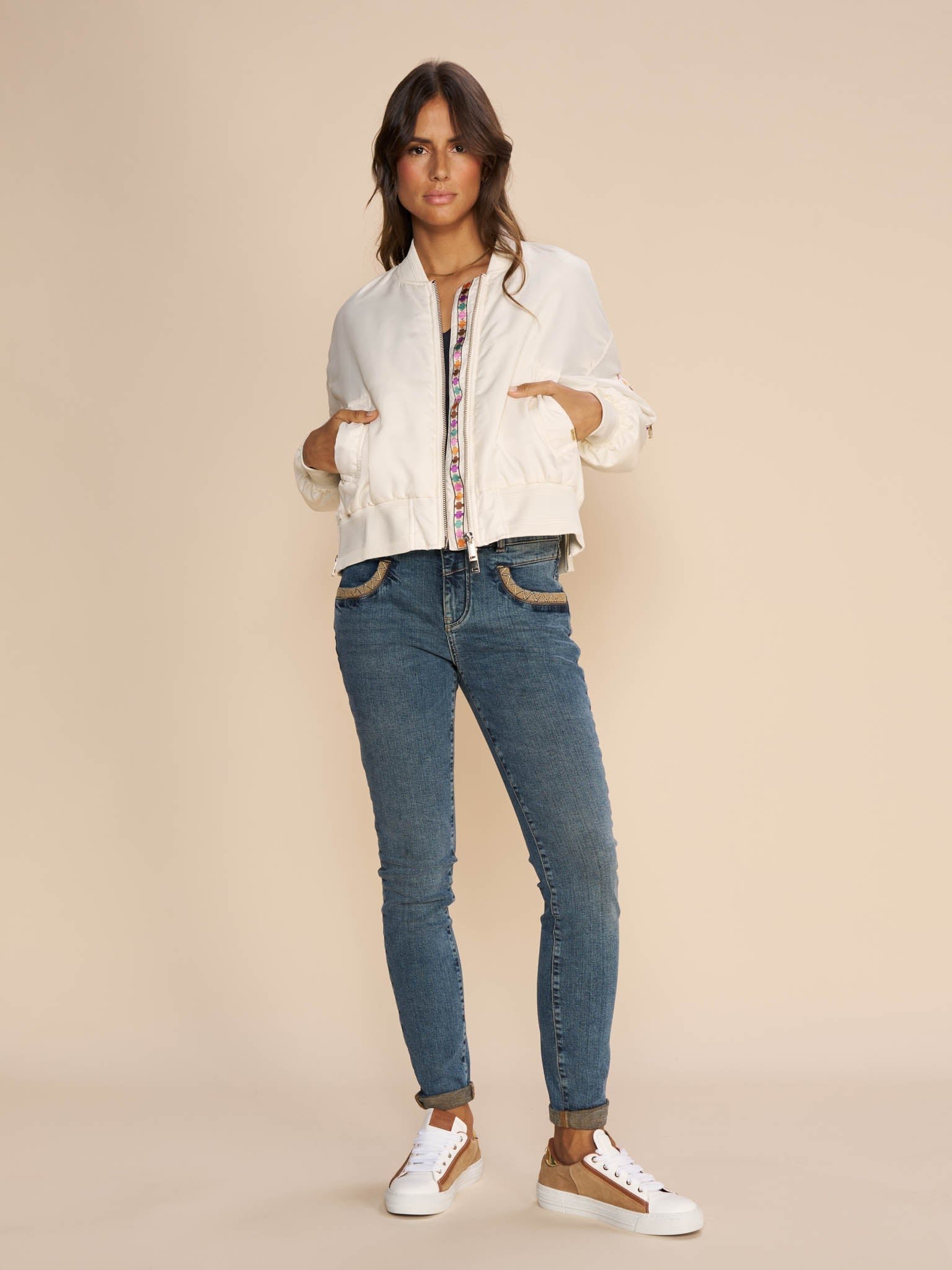 Modelshot / Ecru / Detail